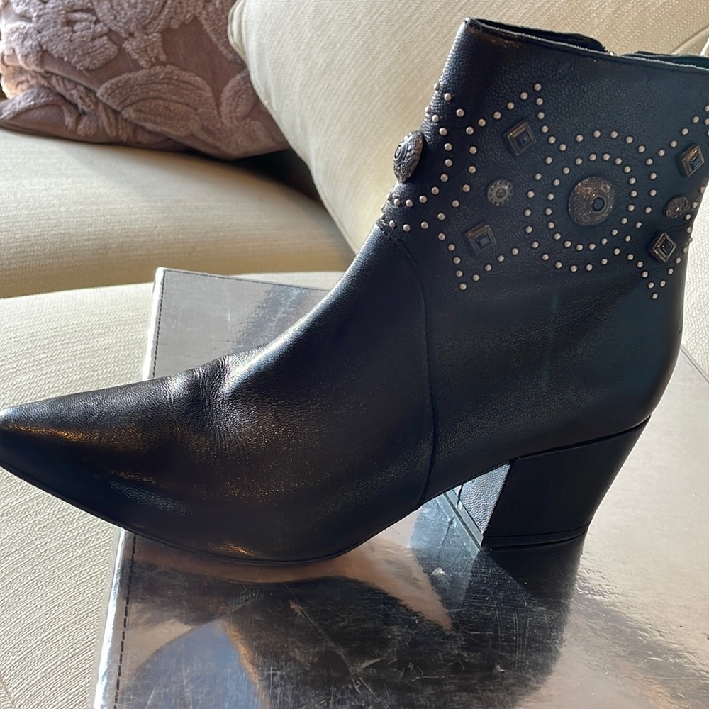 Western ankle boot with inside zipper. Leather with stud decorations